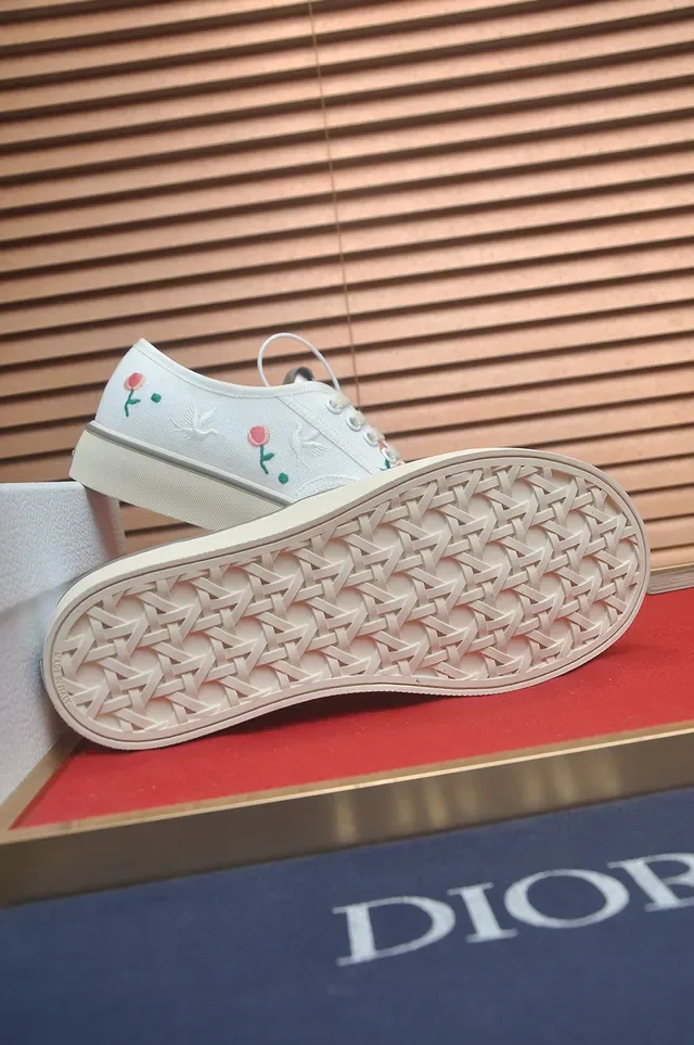 Vans White Pink Canvas Upper Embroidered Floral Motif Lifestyle Sneakers 3