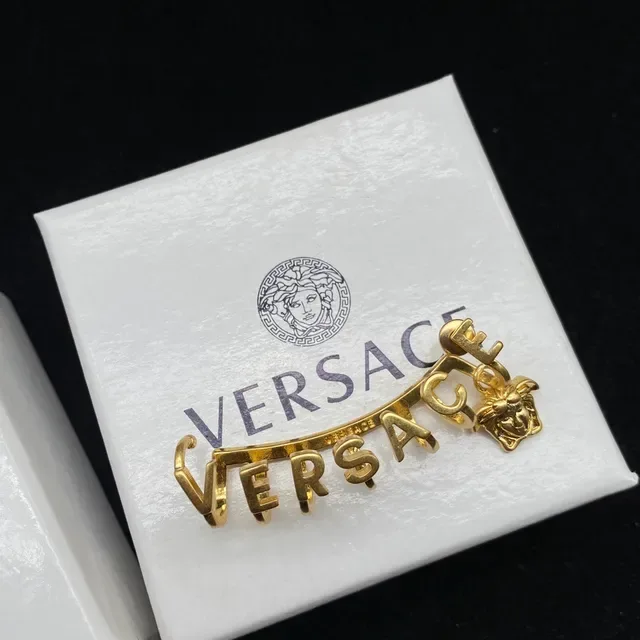 Versace Alphabet Medusa Ear Cuff Brincos Dourados 2