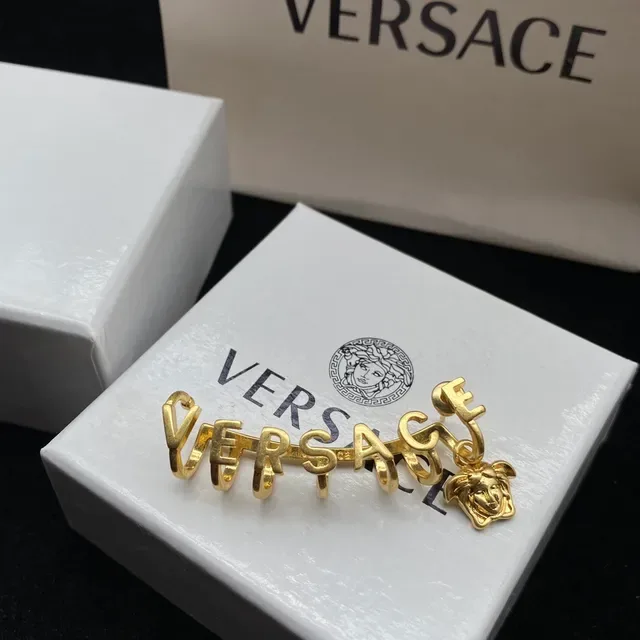 Versace Alphabet Medusa Ear Cuff Brincos Dourados 3