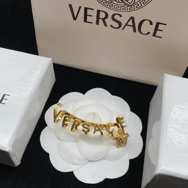 Versace Alphabet Medusa Ear Cuff Brincos Dourados 4