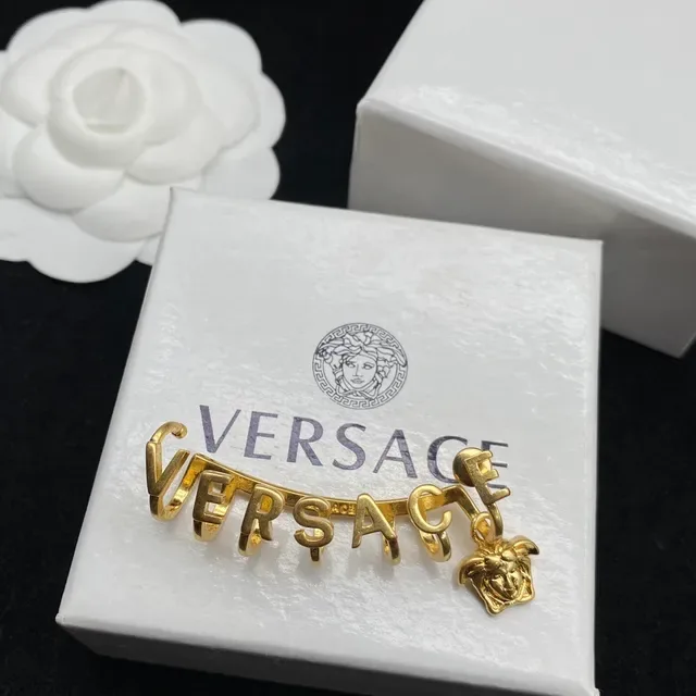 Versace Alphabet Medusa Ear Cuff Brincos Dourados 6