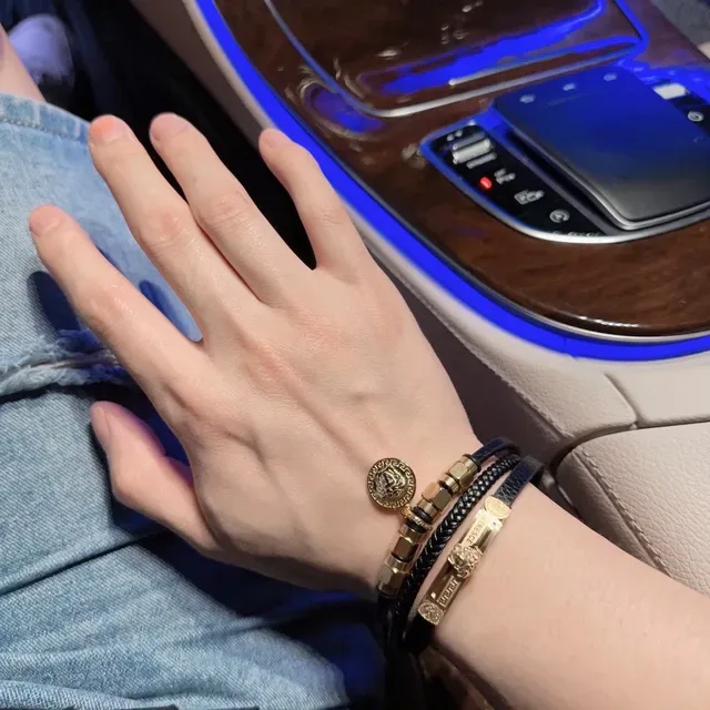 Versace Bracelet en Cuir Tressé Noir et Or Métallique 2