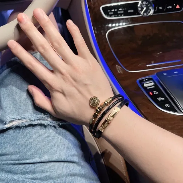 Versace Bracelet en Cuir Tressé Noir et Or Métallique 5