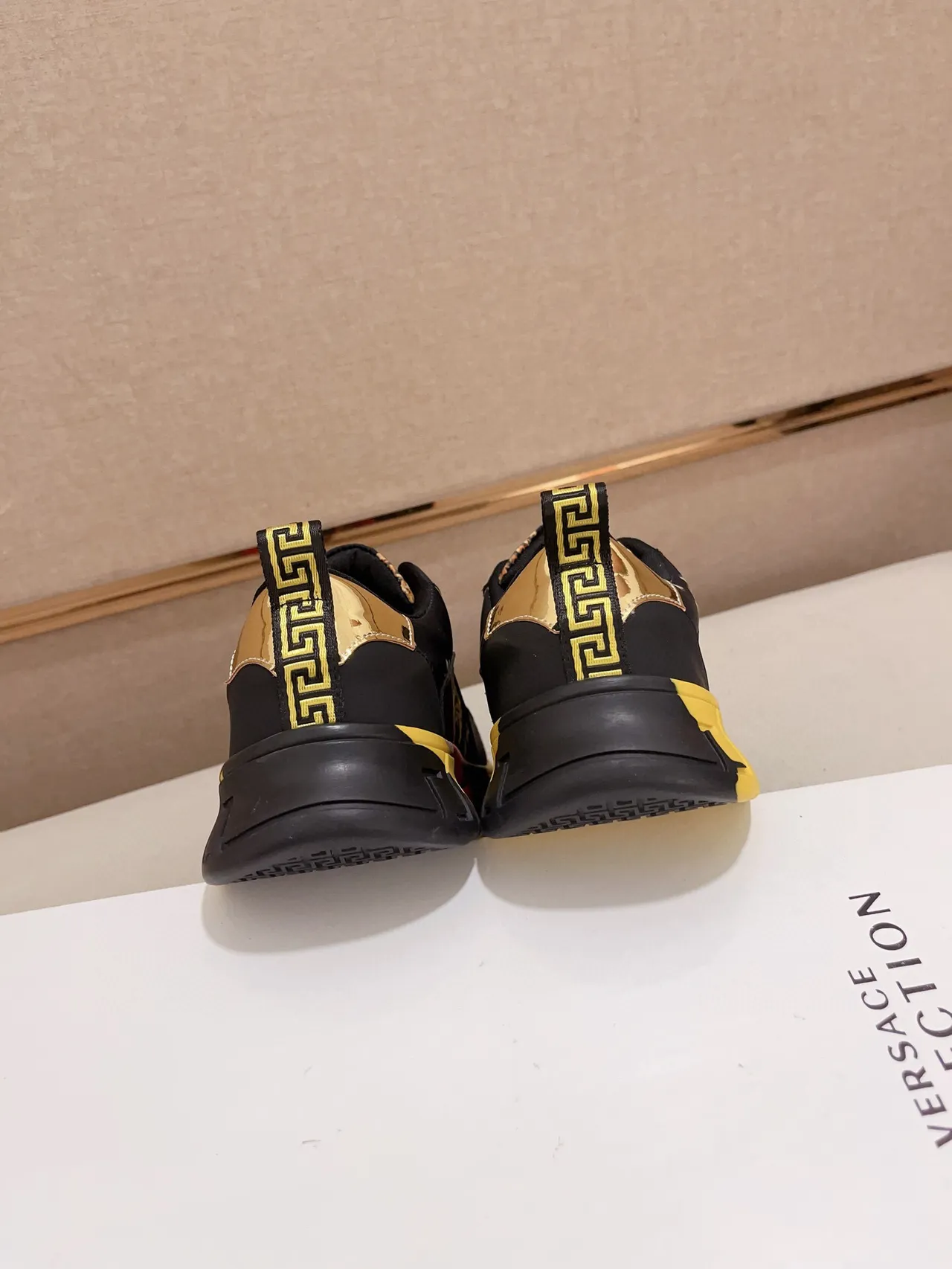 Versace Chain Reaction الطباعة الباروكية Medusa Lifestyle Sneakers 8