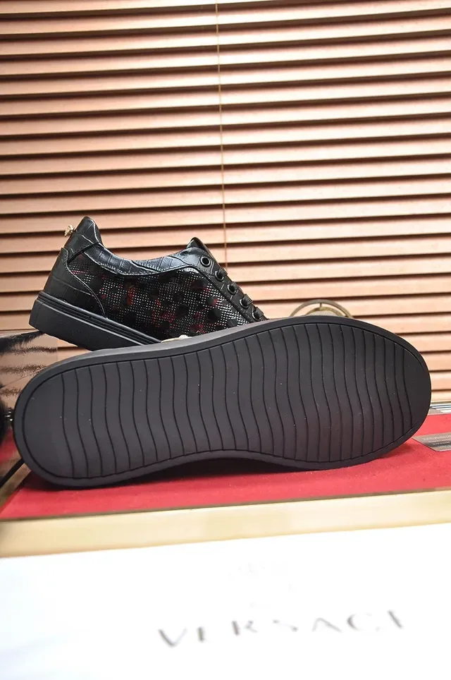 Versace Chain Reaction Noir et Rouge Medusa Medallion Basket Lifestyle 2