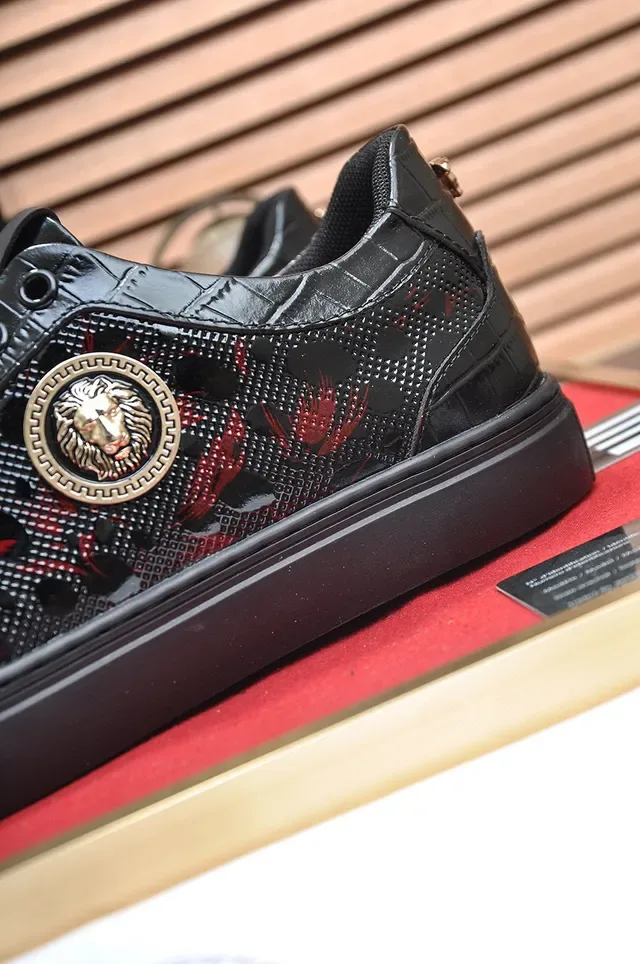 Versace Chain Reaction Noir et Rouge Medusa Medallion Basket Lifestyle 3