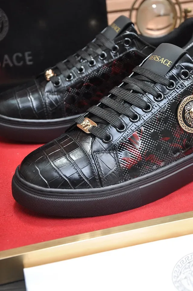 Versace Chain Reaction Noir et Rouge Medusa Medallion Basket Lifestyle 4