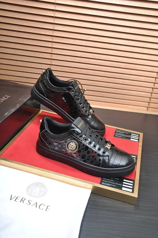 Versace Chain Reaction Noir et Rouge Medusa Medallion Basket Lifestyle 5