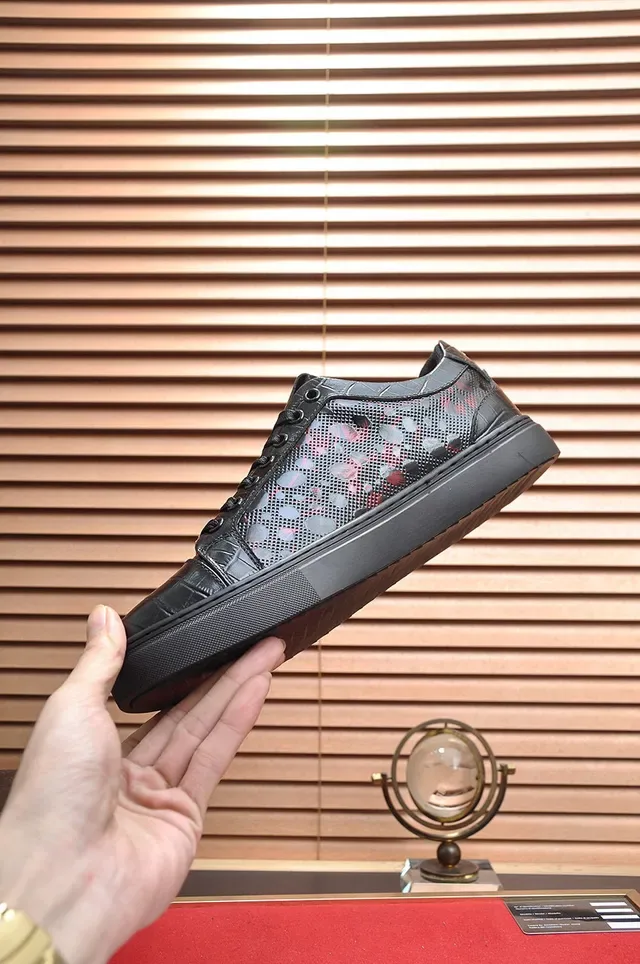 Versace Chain Reaction Noir et Rouge Medusa Medallion Basket Lifestyle 6