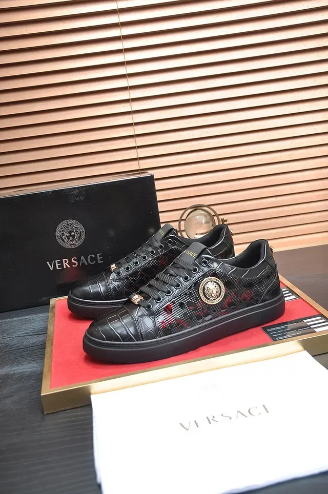 Versace Chain Reaction Noir et Rouge Medusa Medallion Basket Lifestyle 7