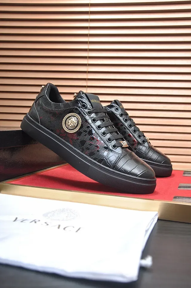 Versace Chain Reaction Noir et Rouge Medusa Medallion Basket Lifestyle 8