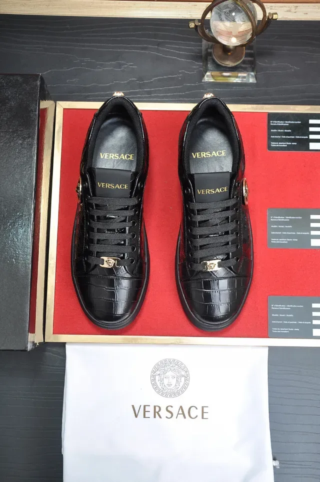 Versace Chain Reaction Noir et Rouge Medusa Medallion Basket Lifestyle 9