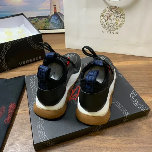 Versace Chain Reaction Sneakers noires semelle rouge Motif Greca Key Chunky 2