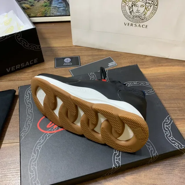 Versace Chain Reaction Sneakers noires semelle rouge Motif Greca Key Chunky 3