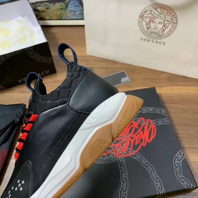 Versace Chain Reaction Sneakers noires semelle rouge Motif Greca Key Chunky 4