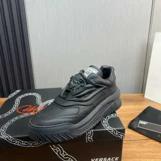 Versace Chain Reaction मोनोक्रोम ब्लैक लाइफस्टाइल स्नीकर