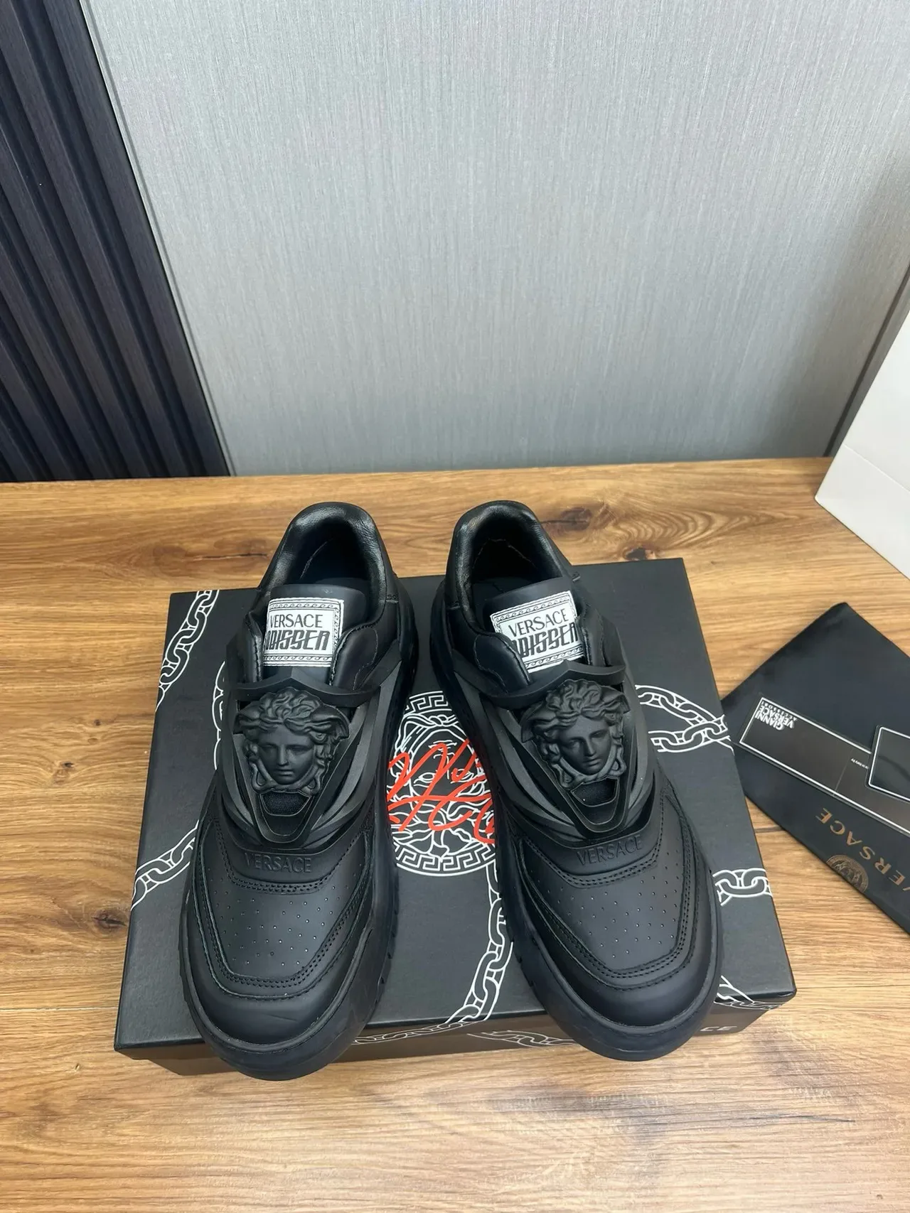 Versace Chain Reaction أسود ثنائي اللون نمط الحياة حذاء رياضي 2