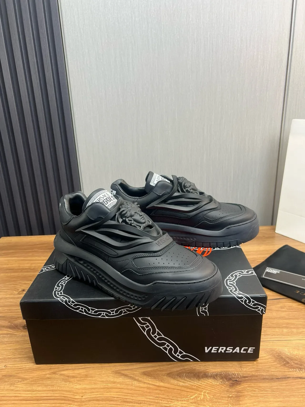 Versace Chain Reaction أسود ثنائي اللون نمط الحياة حذاء رياضي 3