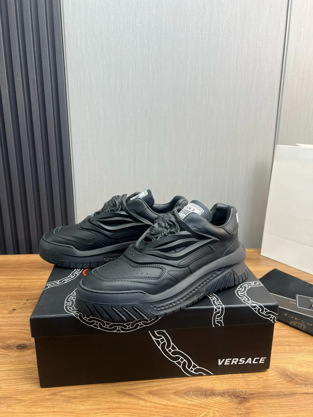 Versace Chain Reaction أسود ثنائي اللون نمط الحياة حذاء رياضي 6