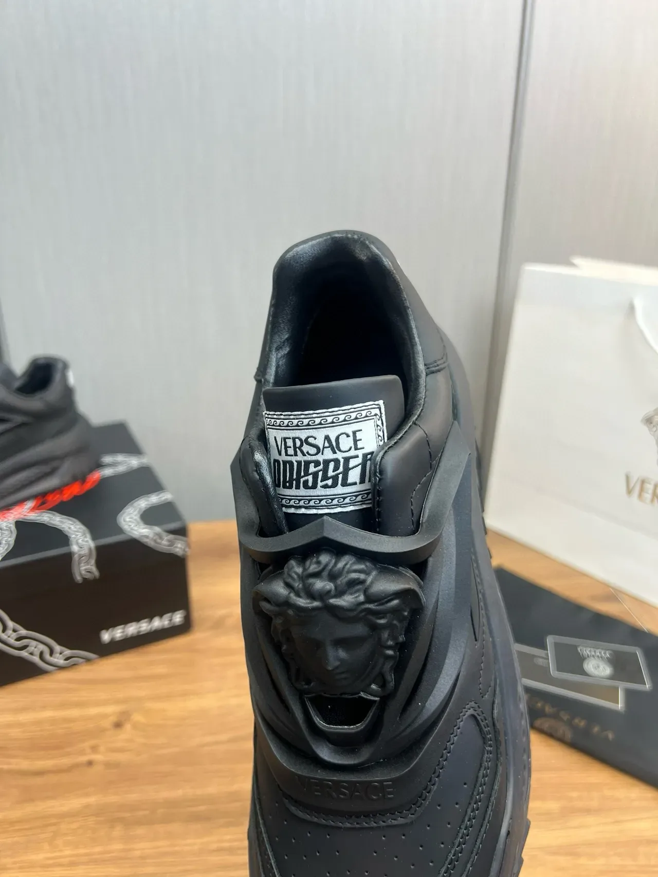 Versace Chain Reaction أسود ثنائي اللون نمط الحياة حذاء رياضي 8