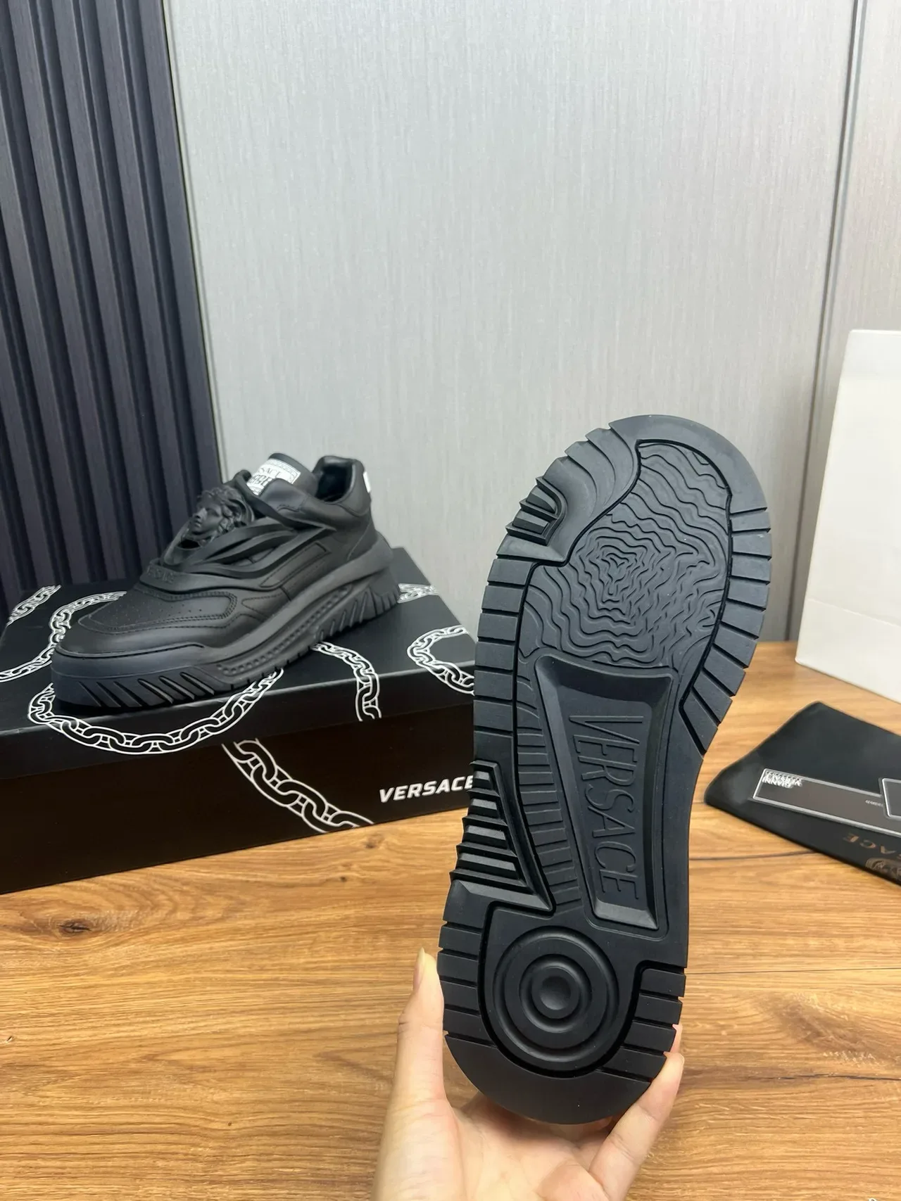 Versace Chain Reaction أسود ثنائي اللون نمط الحياة حذاء رياضي 9