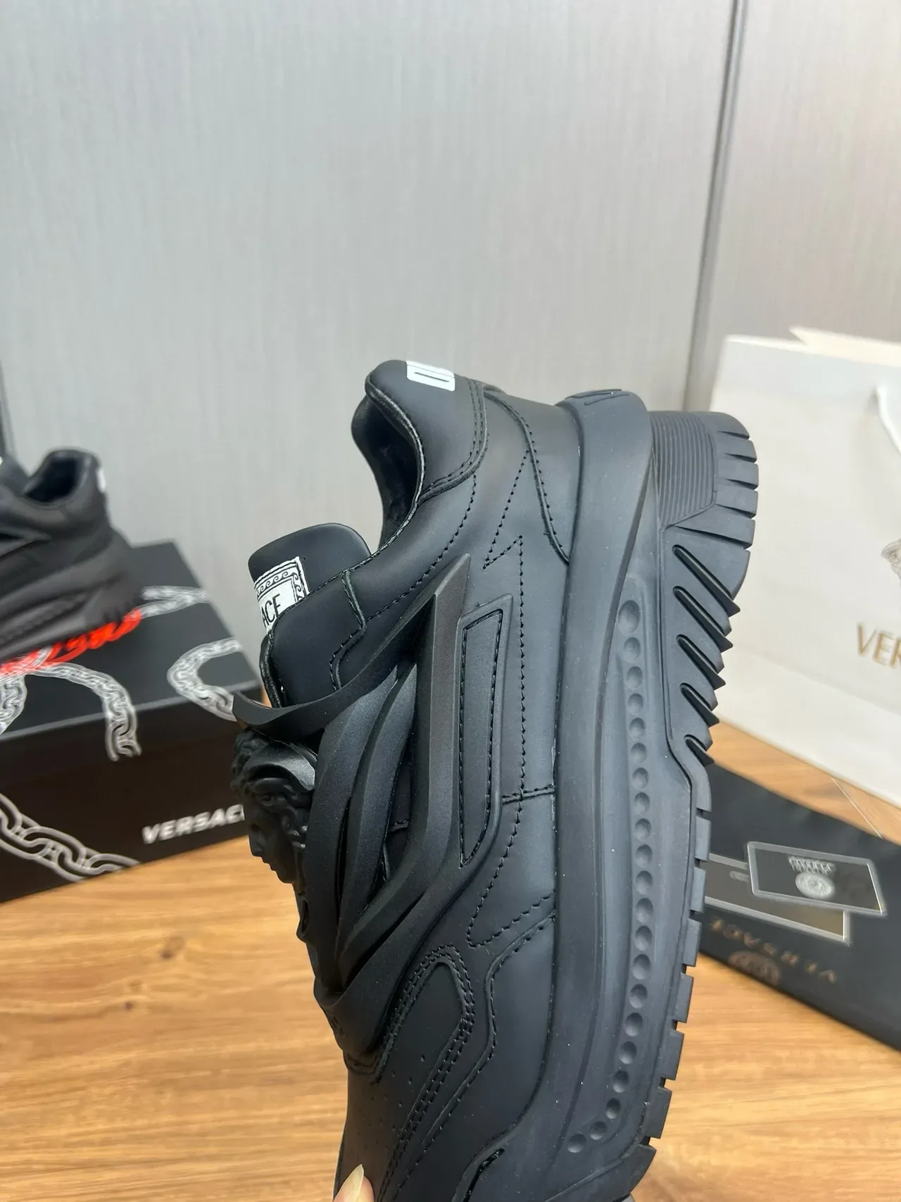 Versace Chain Reaction أسود ثنائي اللون نمط الحياة حذاء رياضي 10