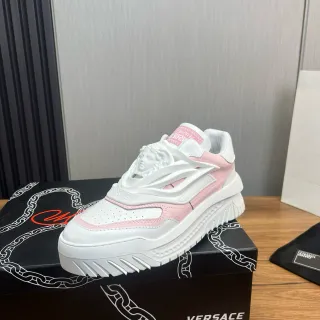 Versace Chain Reaction गुलाबी और सफेद चंकी स्नीकर