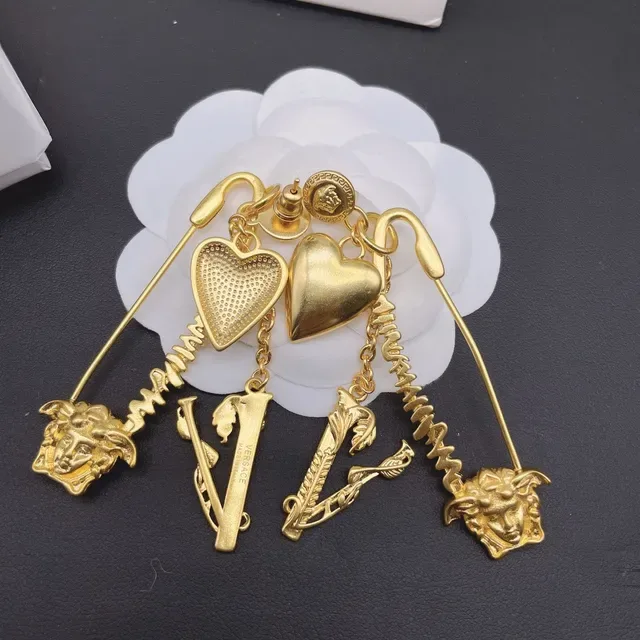 Versace Brincos com Corrente de Coração e Dangle Medusa em Tom Dourado 2