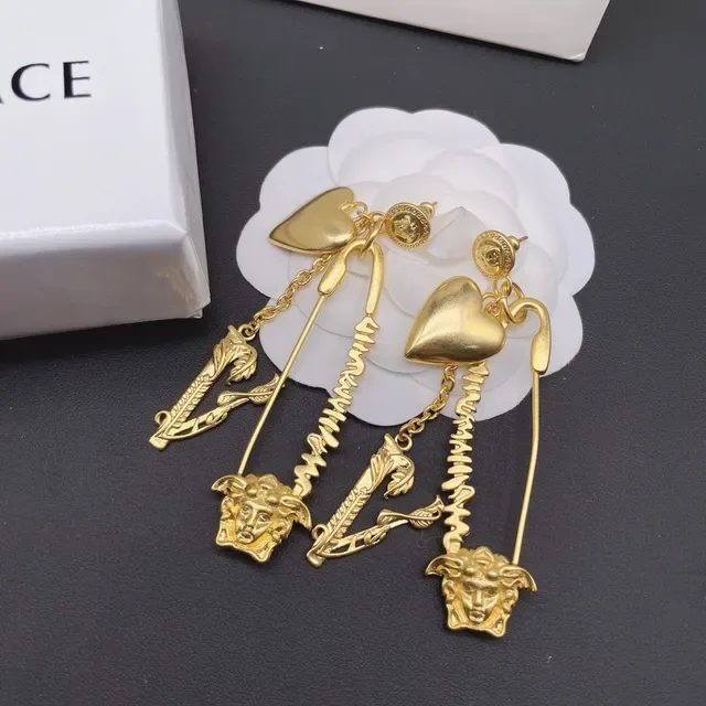 Versace Brincos com Corrente de Coração e Dangle Medusa em Tom Dourado 3