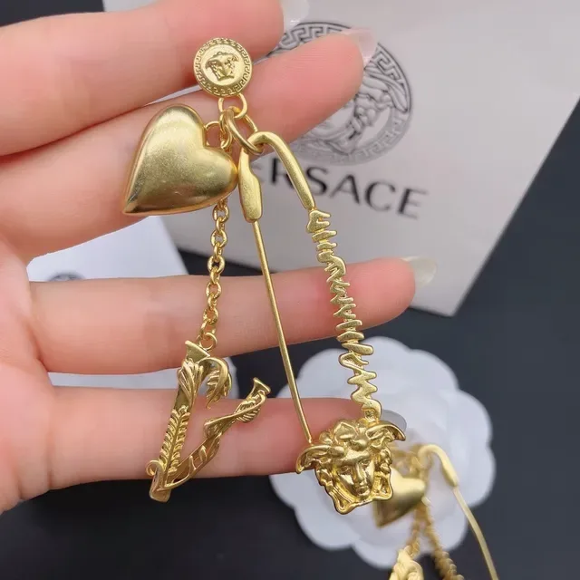 Versace Brincos com Corrente de Coração e Dangle Medusa em Tom Dourado 4