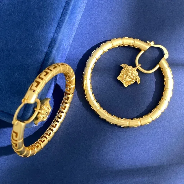 Versace Greca Odissea रأس ميدوسا حلقات أذن ذهبية 6