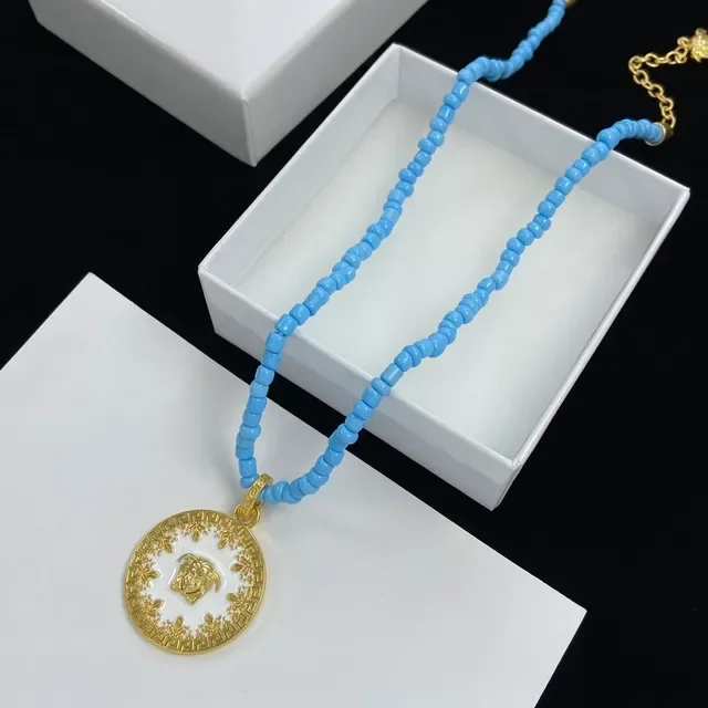 Versace Medusa Coin Bleu et Rouge Chaîne à perles Pendentif circulaire Collier 3
