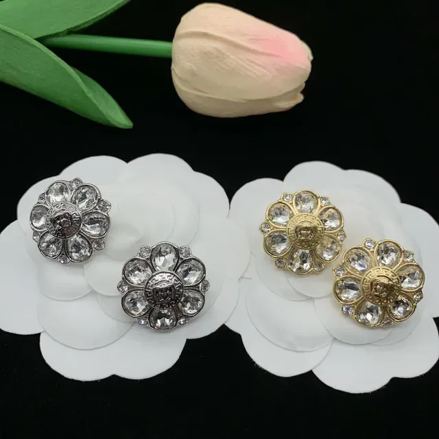 Broche Versace Medusa Floral en or et argent en forme de fleur avec cristaux 2