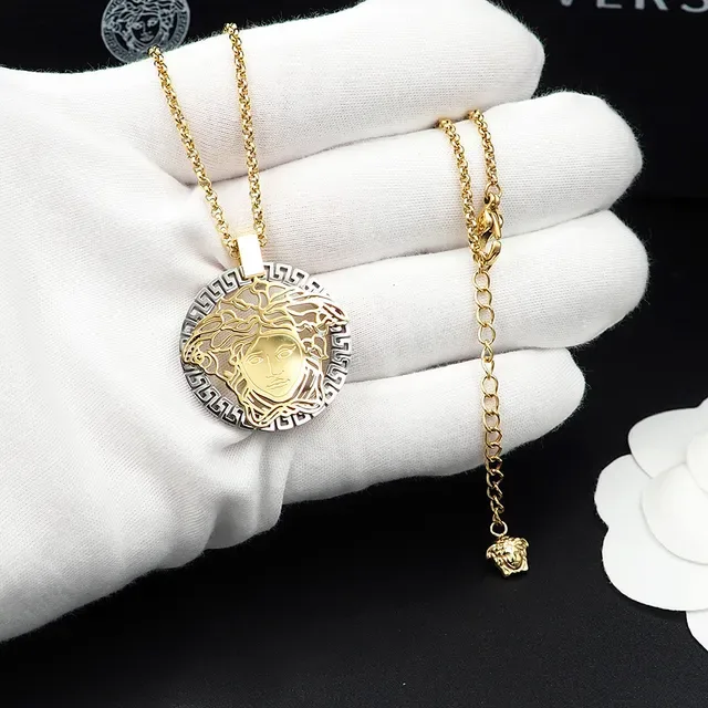 قلادة Versace Medusa ذهب فضة رأس مفتوح إطار مفتاح يوناني 3