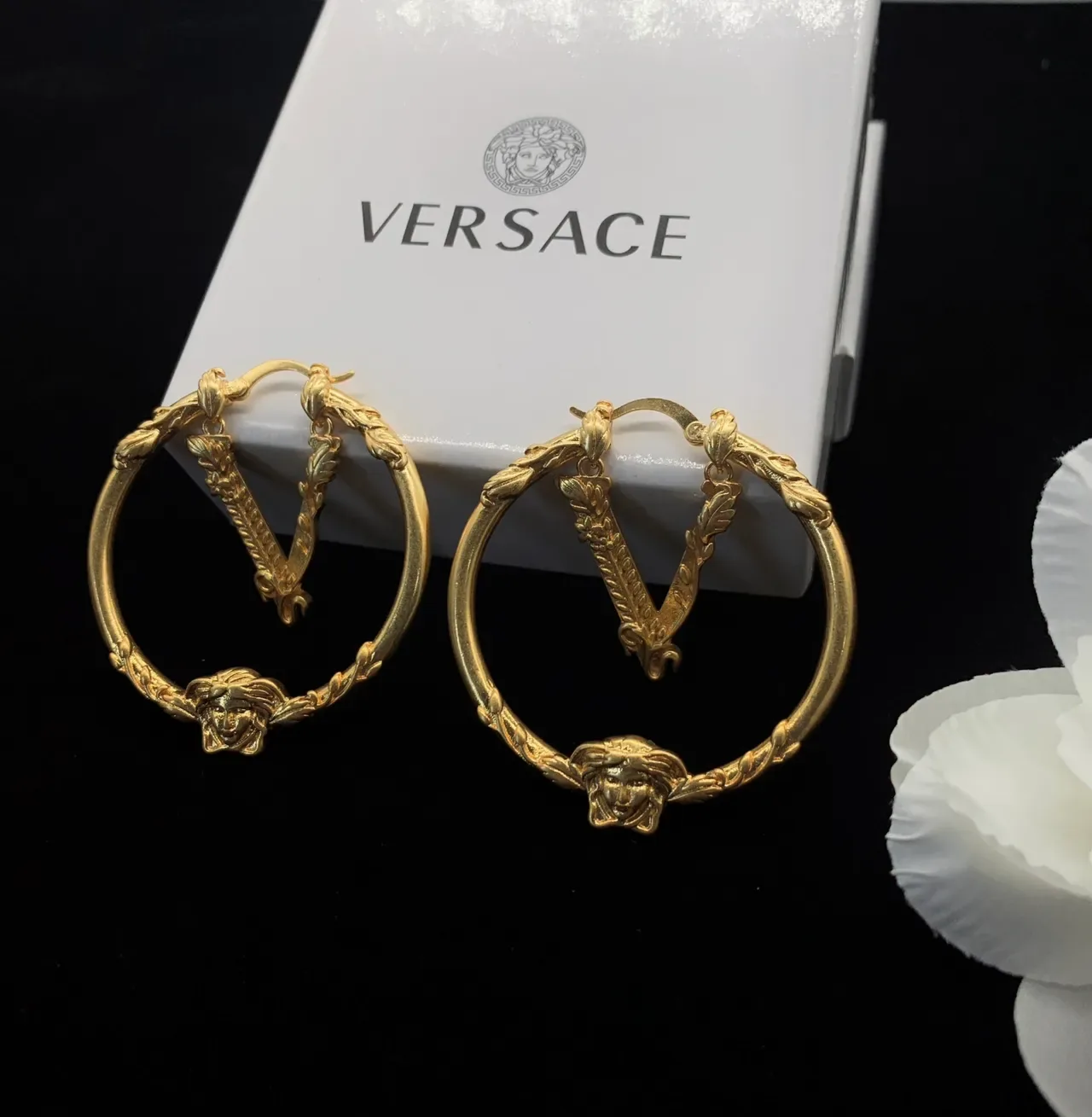 Versace Medusa V Boucles d'oreilles à anneau dorées 4