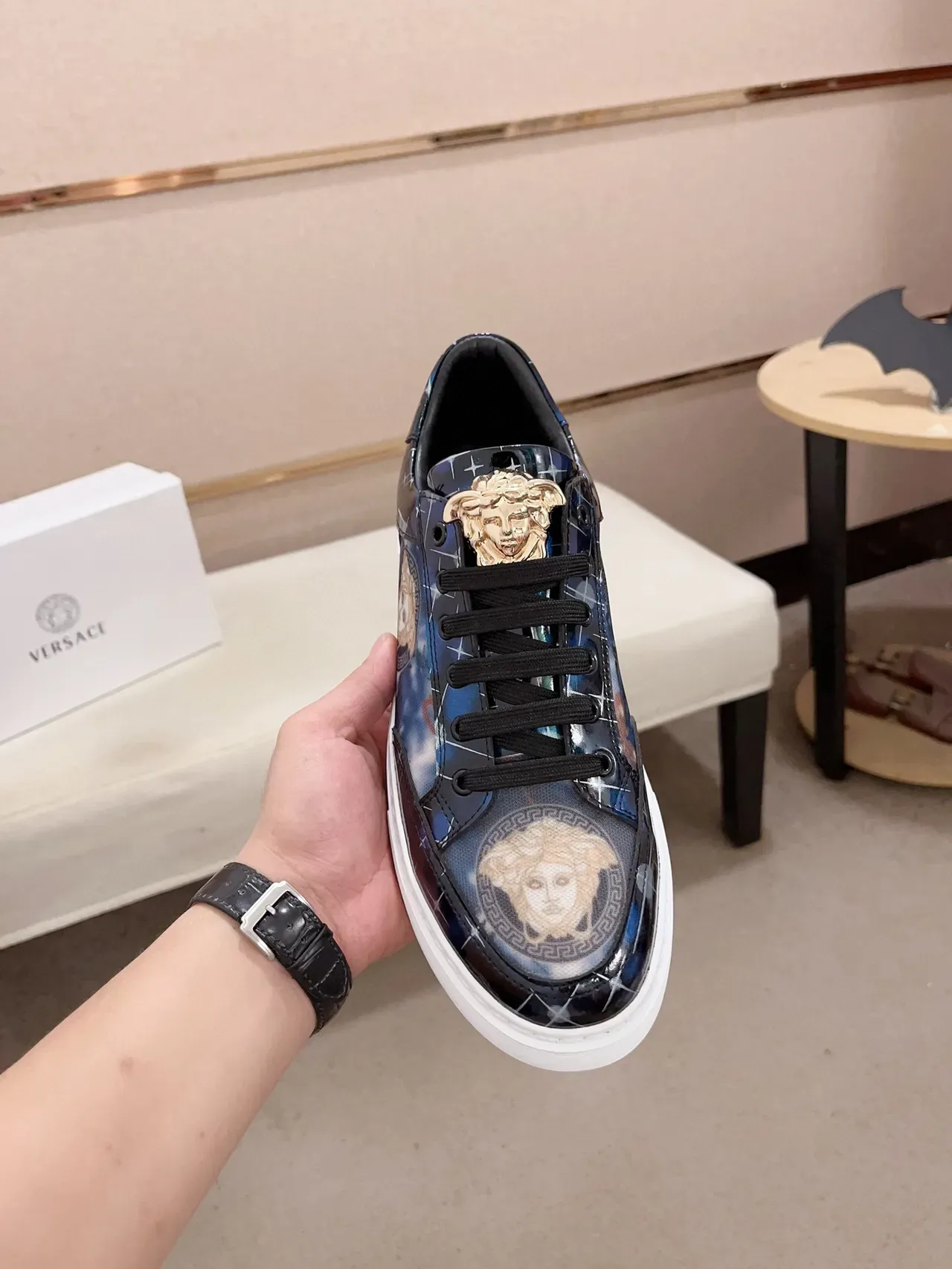 Versace Bleu Marine Doré Brillant Imprimé Partie Supérieure Médusa Motif Lifestyle Sneakers 2