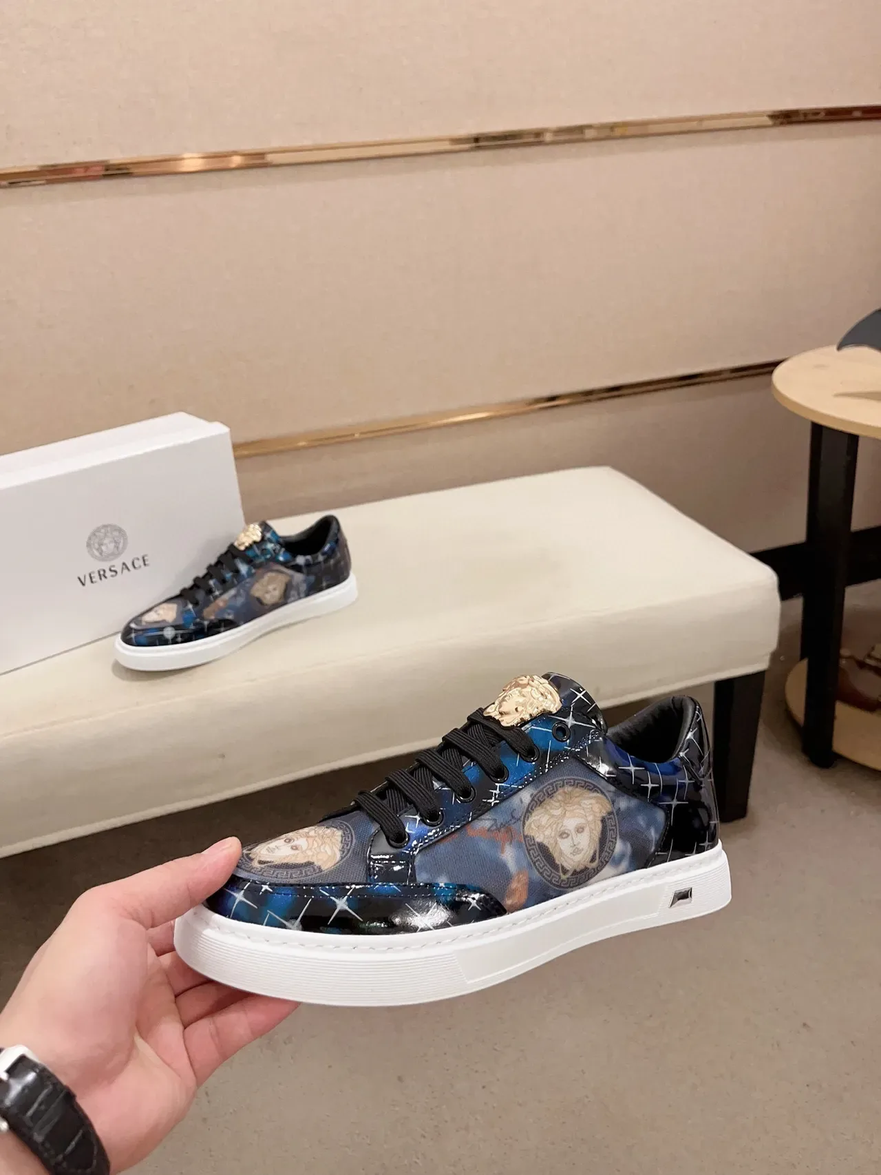 Versace Bleu Marine Doré Brillant Imprimé Partie Supérieure Médusa Motif Lifestyle Sneakers 3