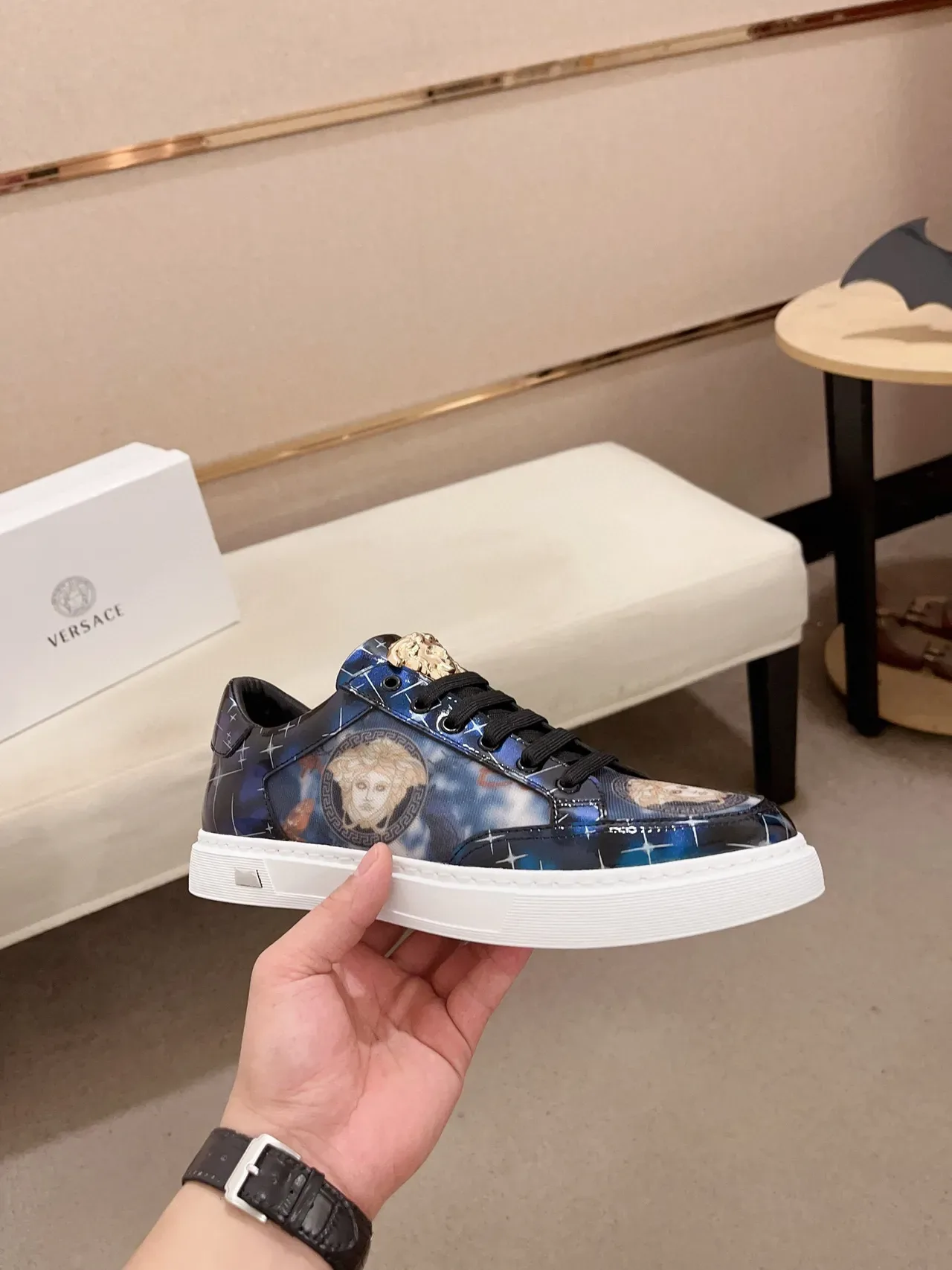 Versace Bleu Marine Doré Brillant Imprimé Partie Supérieure Médusa Motif Lifestyle Sneakers 4