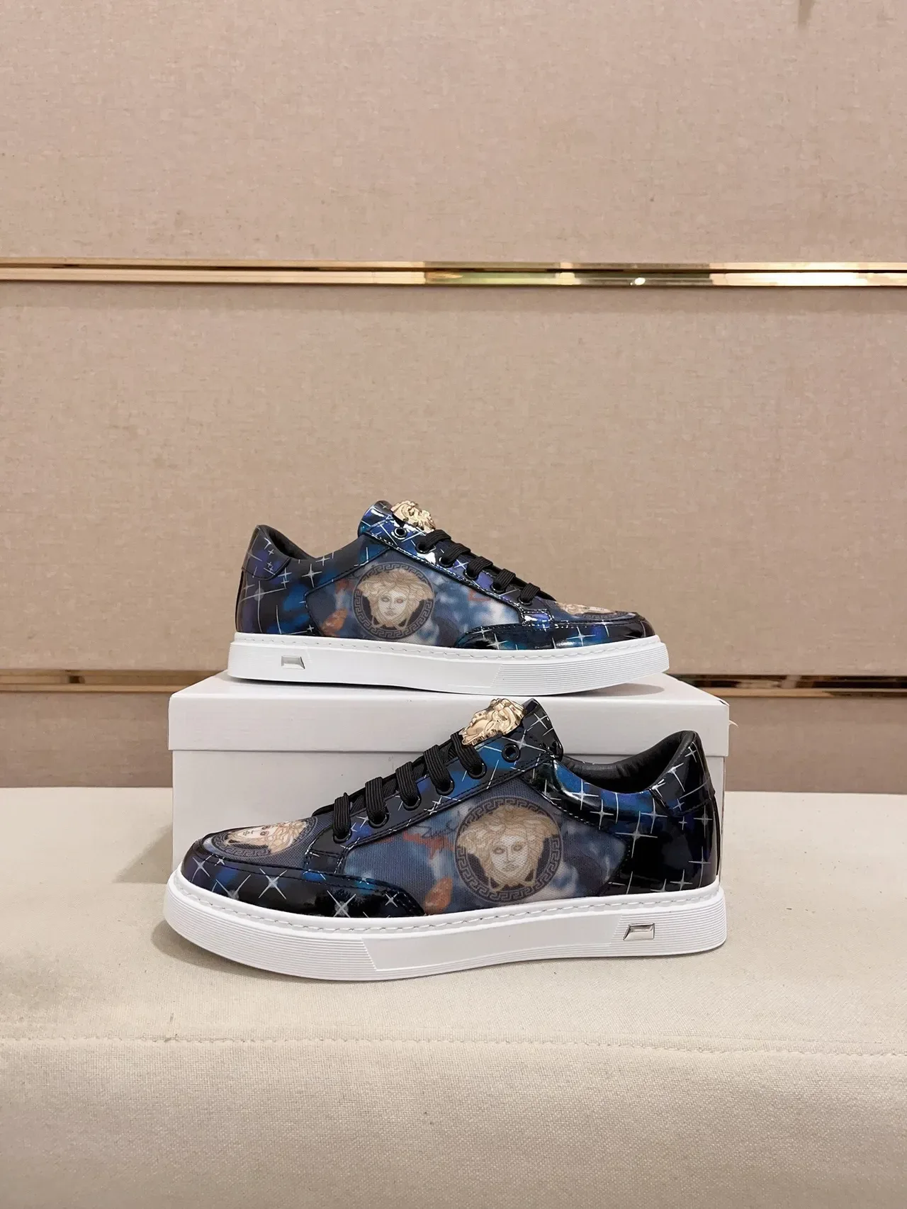 Versace Bleu Marine Doré Brillant Imprimé Partie Supérieure Médusa Motif Lifestyle Sneakers 7