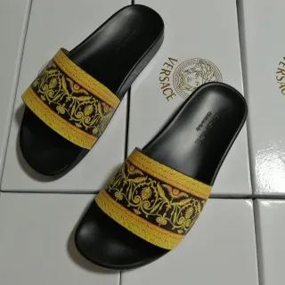 Versace Odissea Baroque-Print काले और सुनहरे स्लिपर्स