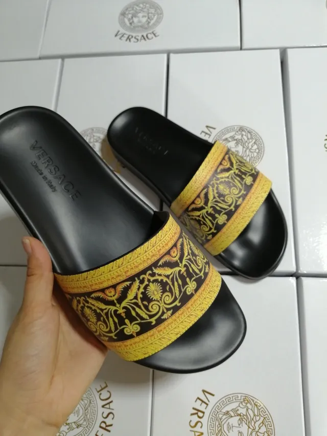Versace Odissea Baroque-Print Chinelos pretos e dourados 2
