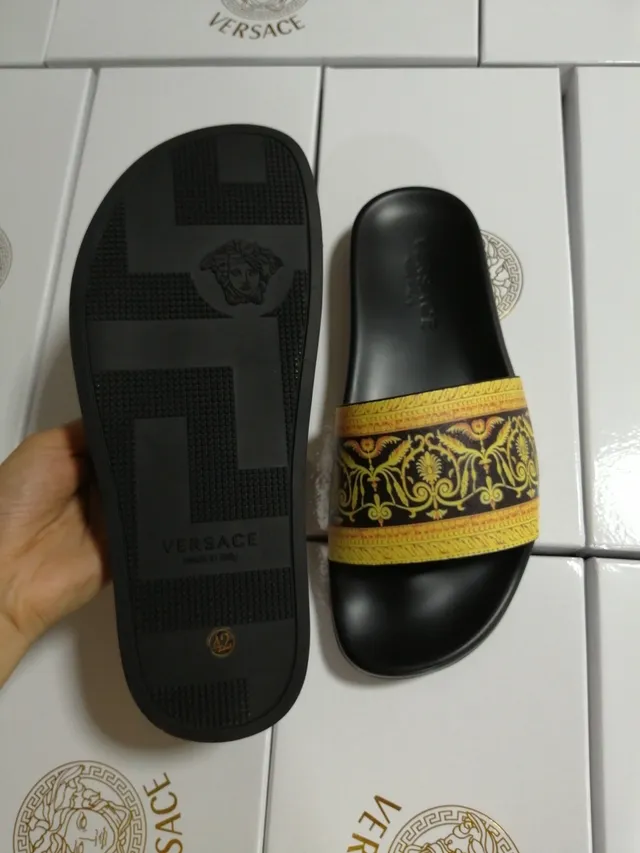 Versace Odissea Baroque-Print Chinelos pretos e dourados 3