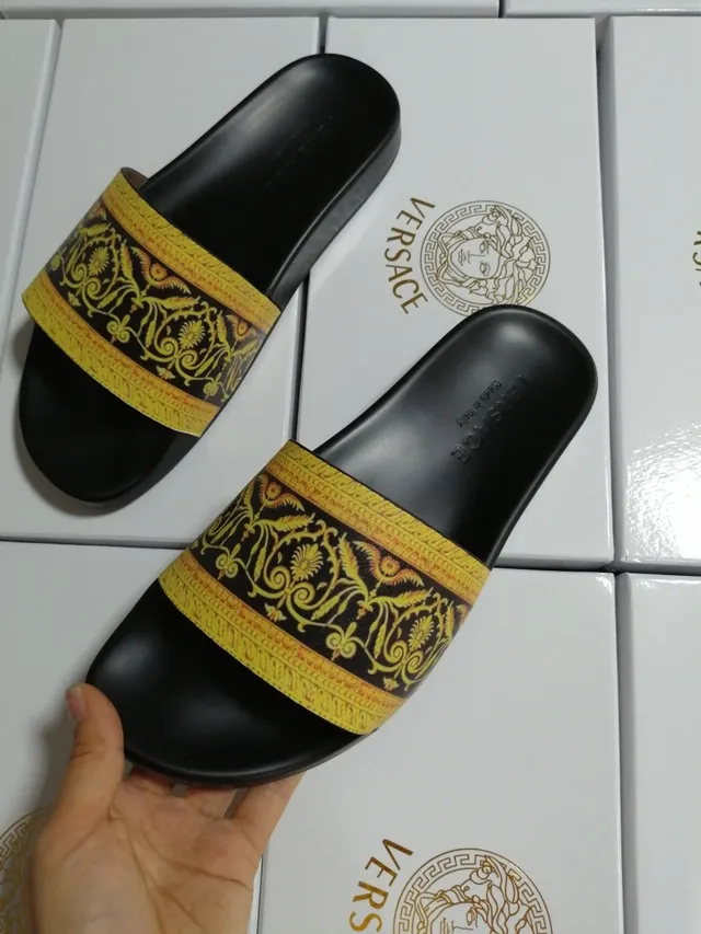 Versace Odissea Baroque-Print Chinelos pretos e dourados 4