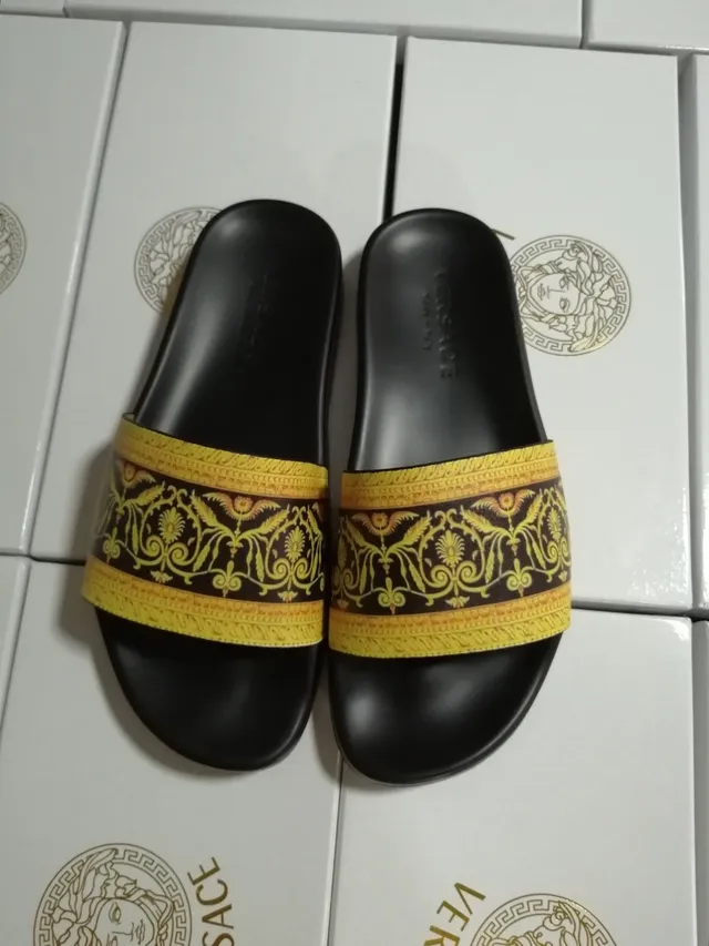 Versace Odissea Baroque-Print Chinelos pretos e dourados 5