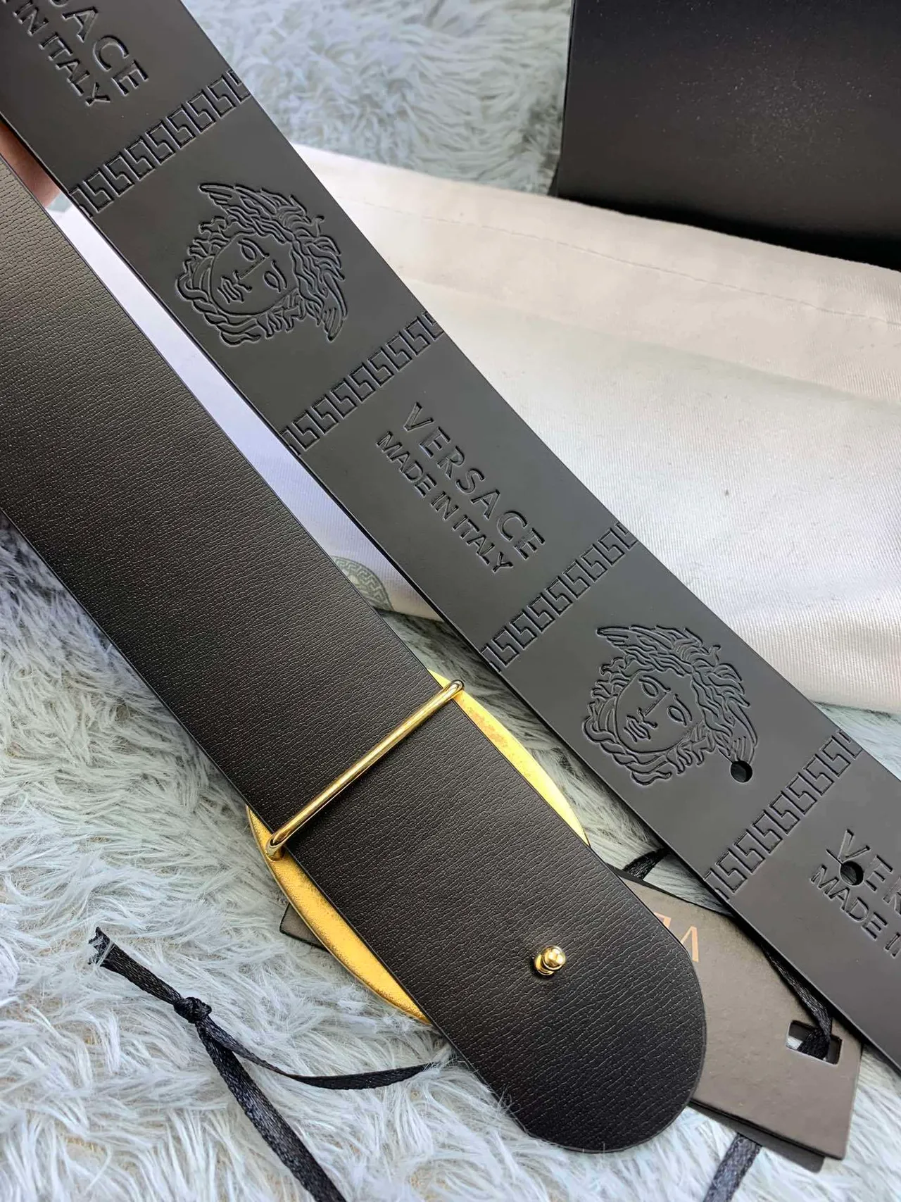 Versace Odissea Ceinture en cuir noir et or mat avec têtes de Méduse en embossage 2