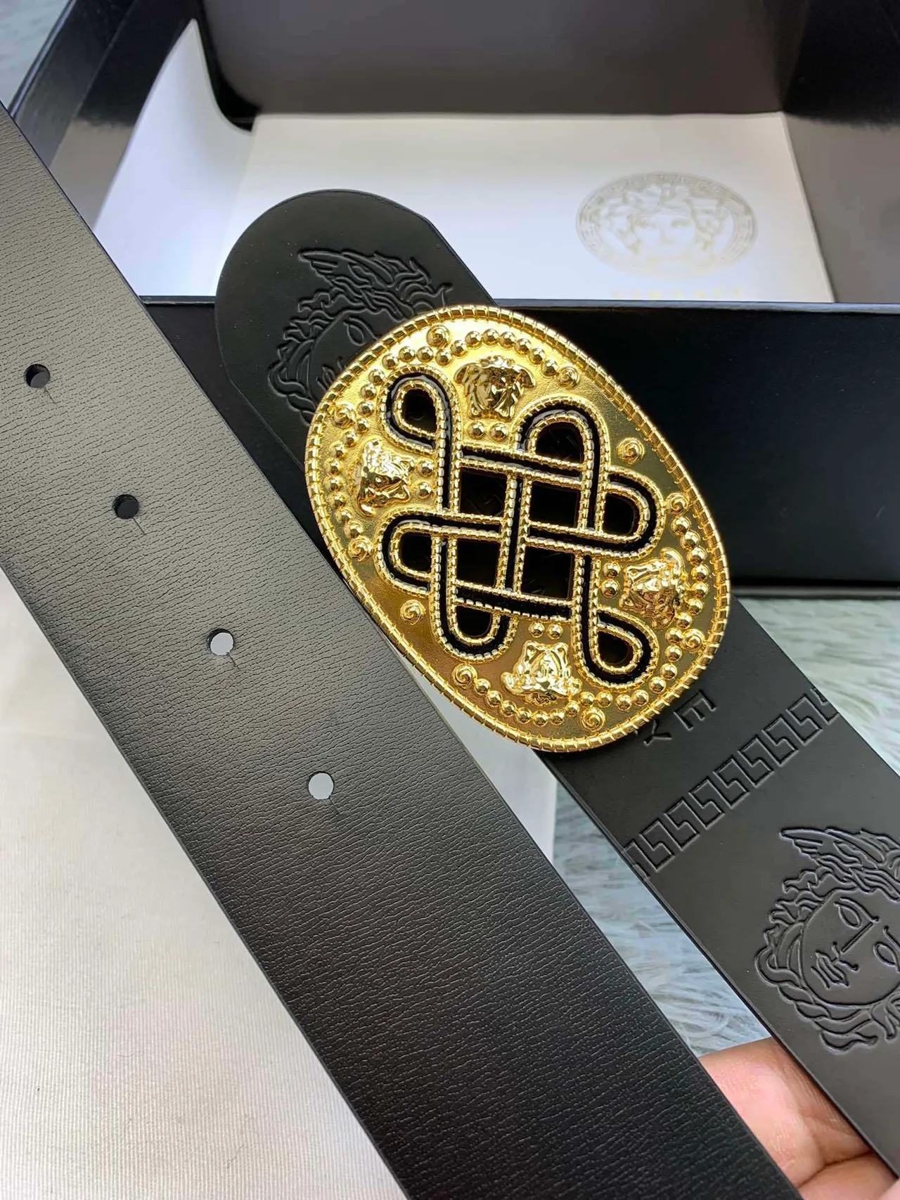 Versace Odissea Ceinture en cuir noir et or mat avec têtes de Méduse en embossage 3