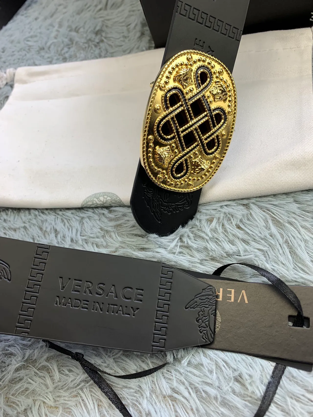 Versace Odissea Ceinture en cuir noir et or mat avec têtes de Méduse en embossage 4