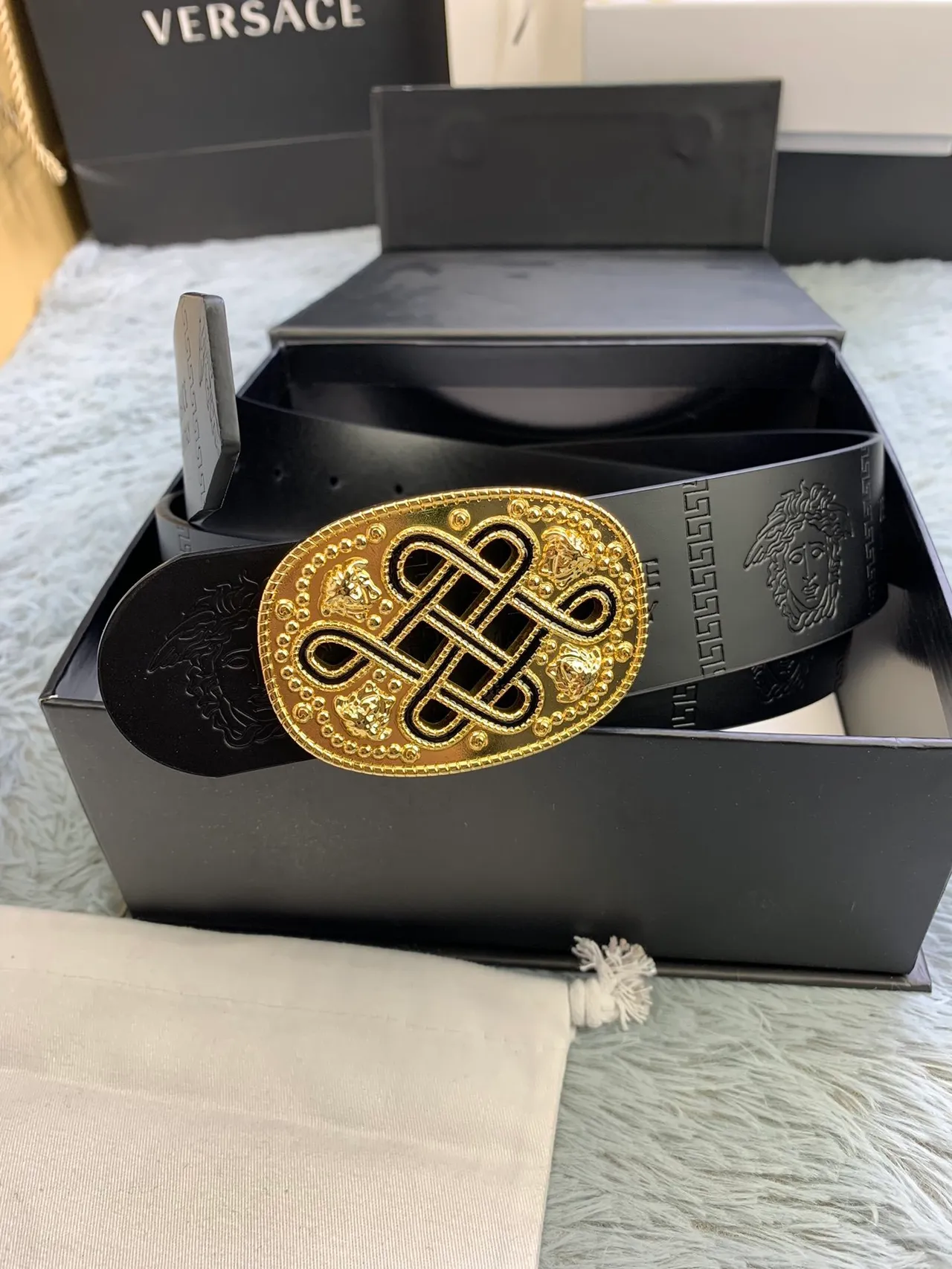 Versace Odissea Ceinture en cuir noir et or mat avec têtes de Méduse en embossage 5