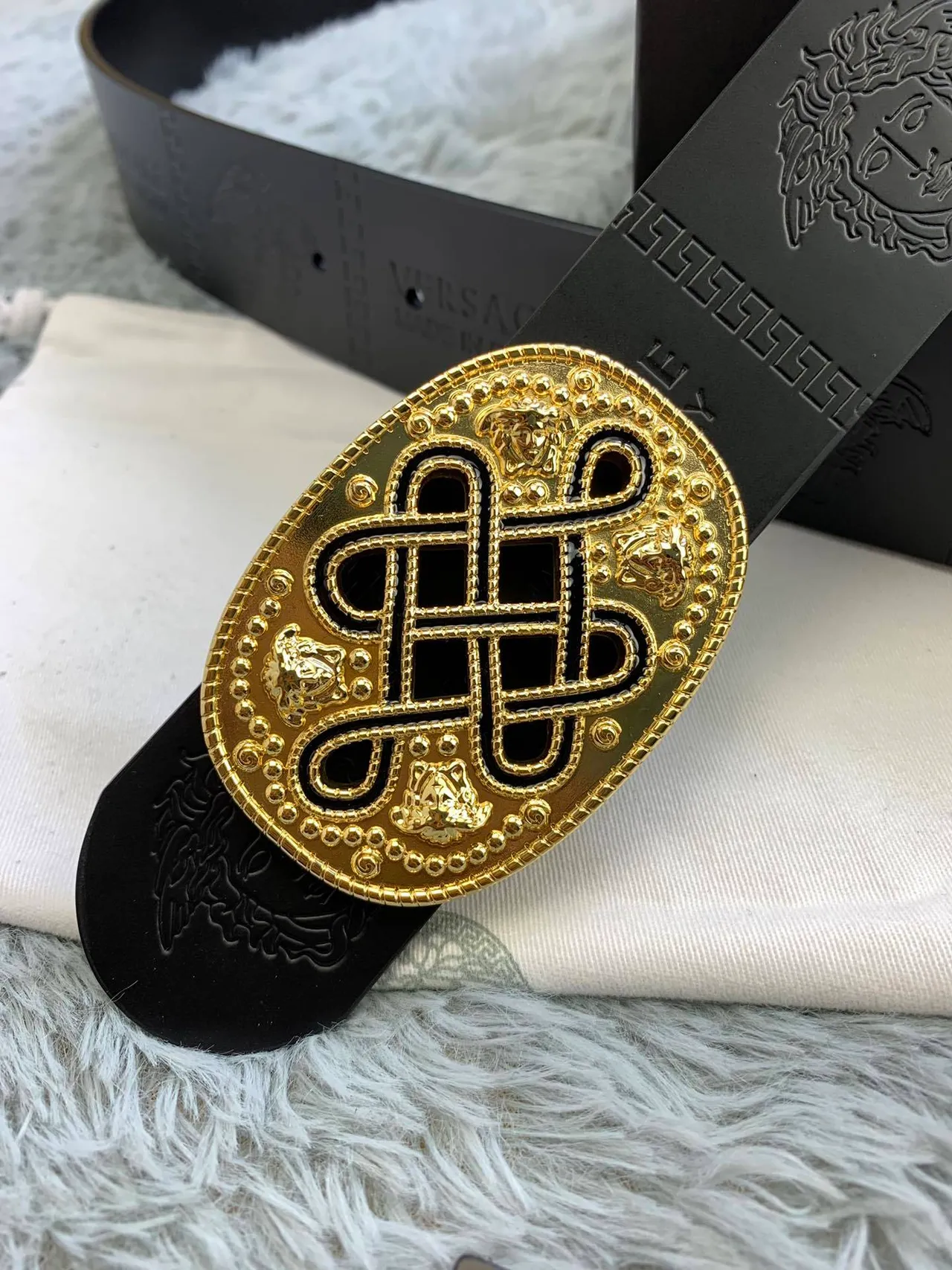 Versace Odissea Ceinture en cuir noir et or mat avec têtes de Méduse en embossage 6