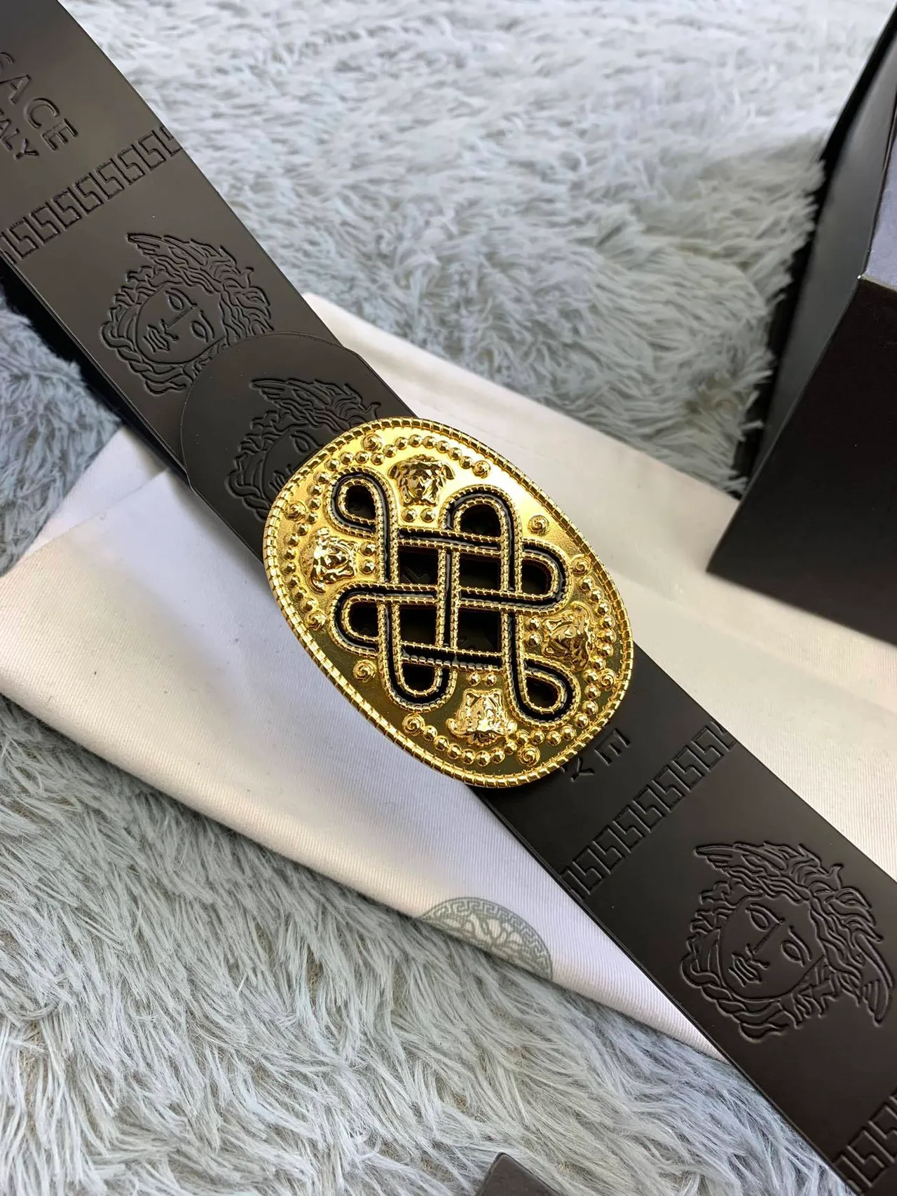 Versace Odissea Ceinture en cuir noir et or mat avec têtes de Méduse en embossage 7